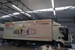 Kombinovaný reklamný polep na aute