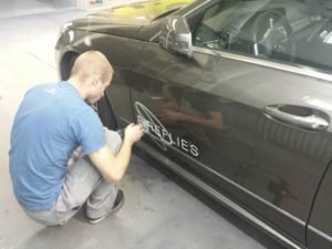 Vyrezávaný reklamný polep na aute