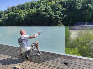 Polep zábradlia nepriehladnou fóliou