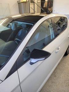 Autofólie Bratislava | Car Wrap zmena farby strechy a spätných zrkadiel - Seat LEON