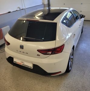 Autofólie Bratislava | Car Wrap zmena farby strechy a spätných zrkadiel - Seat LEON