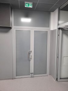 Polep dverí nepriehladnou fóliou