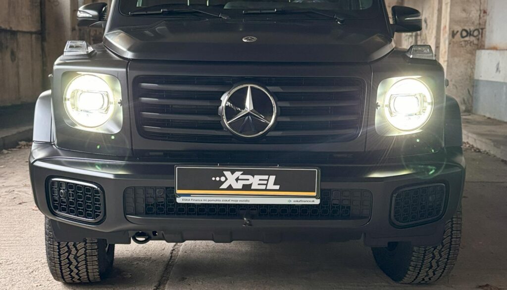 Mercedes G-Class s matnou ochrannou fóliou XPEL Stealth, Detail matnej PPF fólie na karosérii Mercedes G-Class, Mercedes triedy G pred a po aplikácii matnej fólie