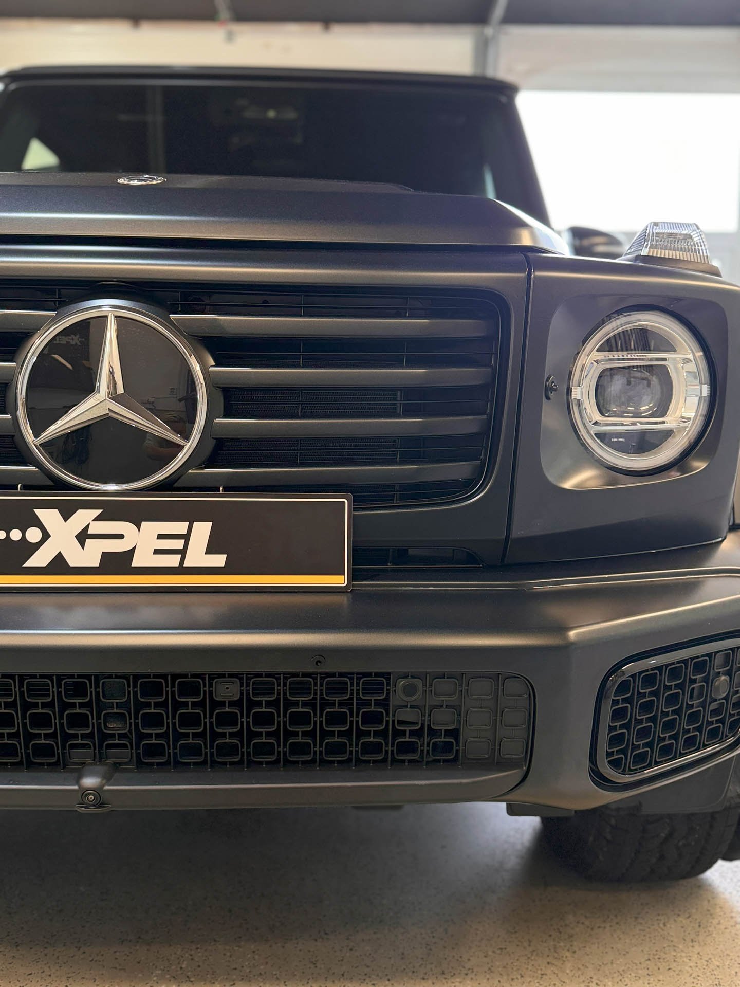 Mercedes G-Class s matnou ochrannou fóliou XPEL Stealth, Detail matnej PPF fólie na karosérii Mercedes G-Class, Mercedes triedy G pred a po aplikácii matnej fólie