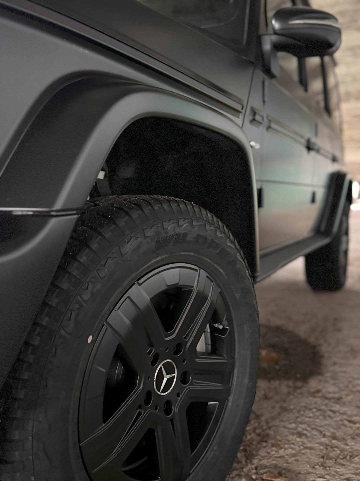 Mercedes G-Class s matnou ochrannou fóliou XPEL Stealth, Detail matnej PPF fólie na karosérii Mercedes G-Class, Mercedes triedy G pred a po aplikácii matnej fólie