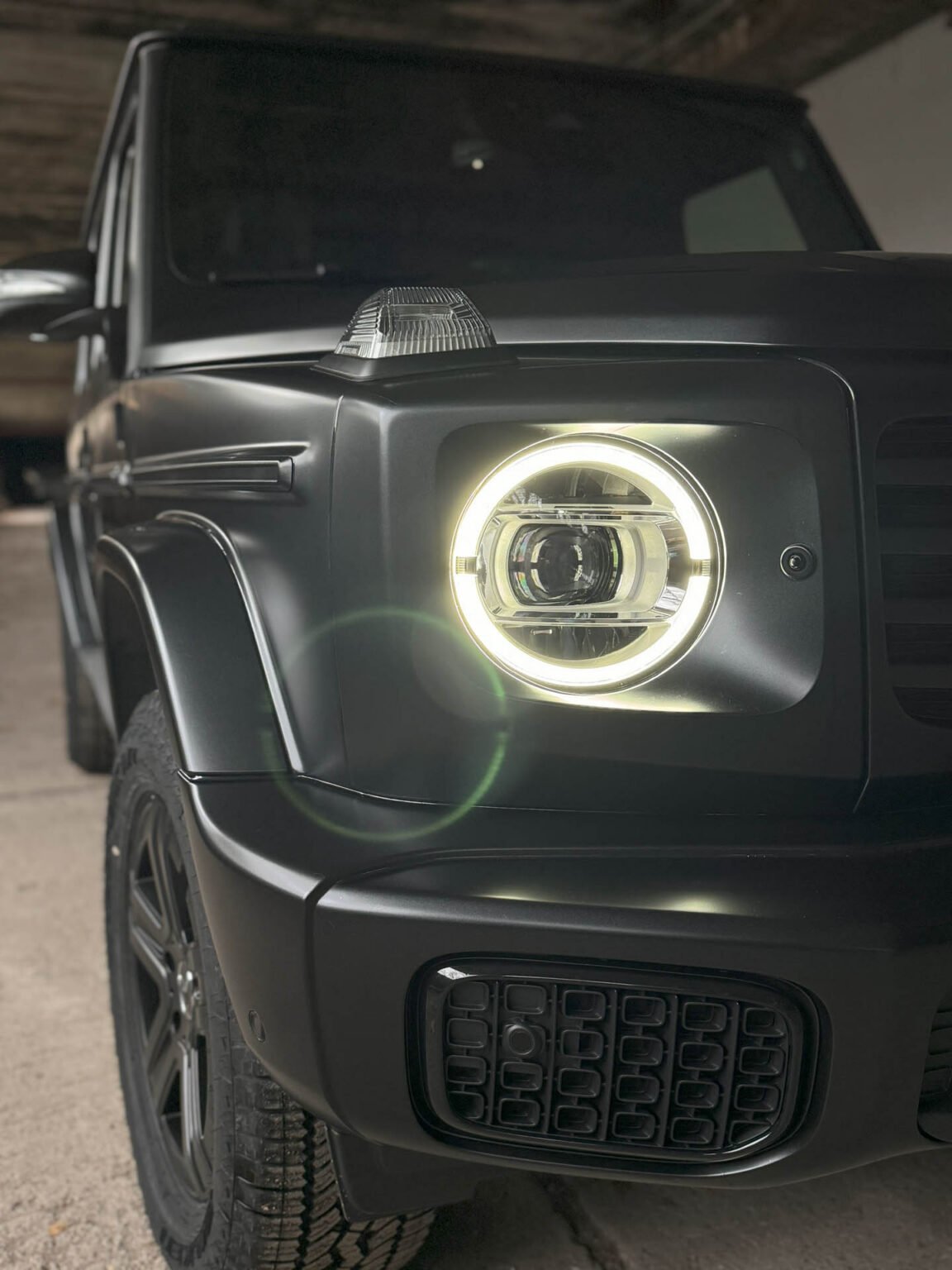 Mercedes G-Class s matnou ochrannou fóliou XPEL Stealth, Detail matnej PPF fólie na karosérii Mercedes G-Class, Mercedes triedy G pred a po aplikácii matnej fólie