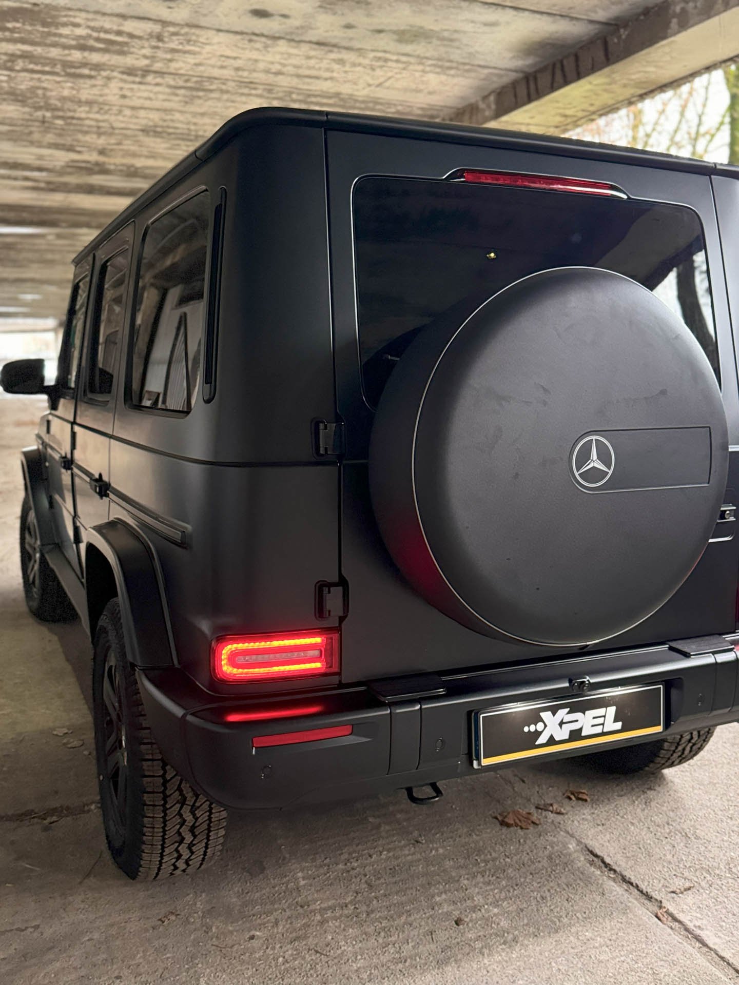 Mercedes G-Class s matnou ochrannou fóliou XPEL Stealth, Detail matnej PPF fólie na karosérii Mercedes G-Class, Mercedes triedy G pred a po aplikácii matnej fólie