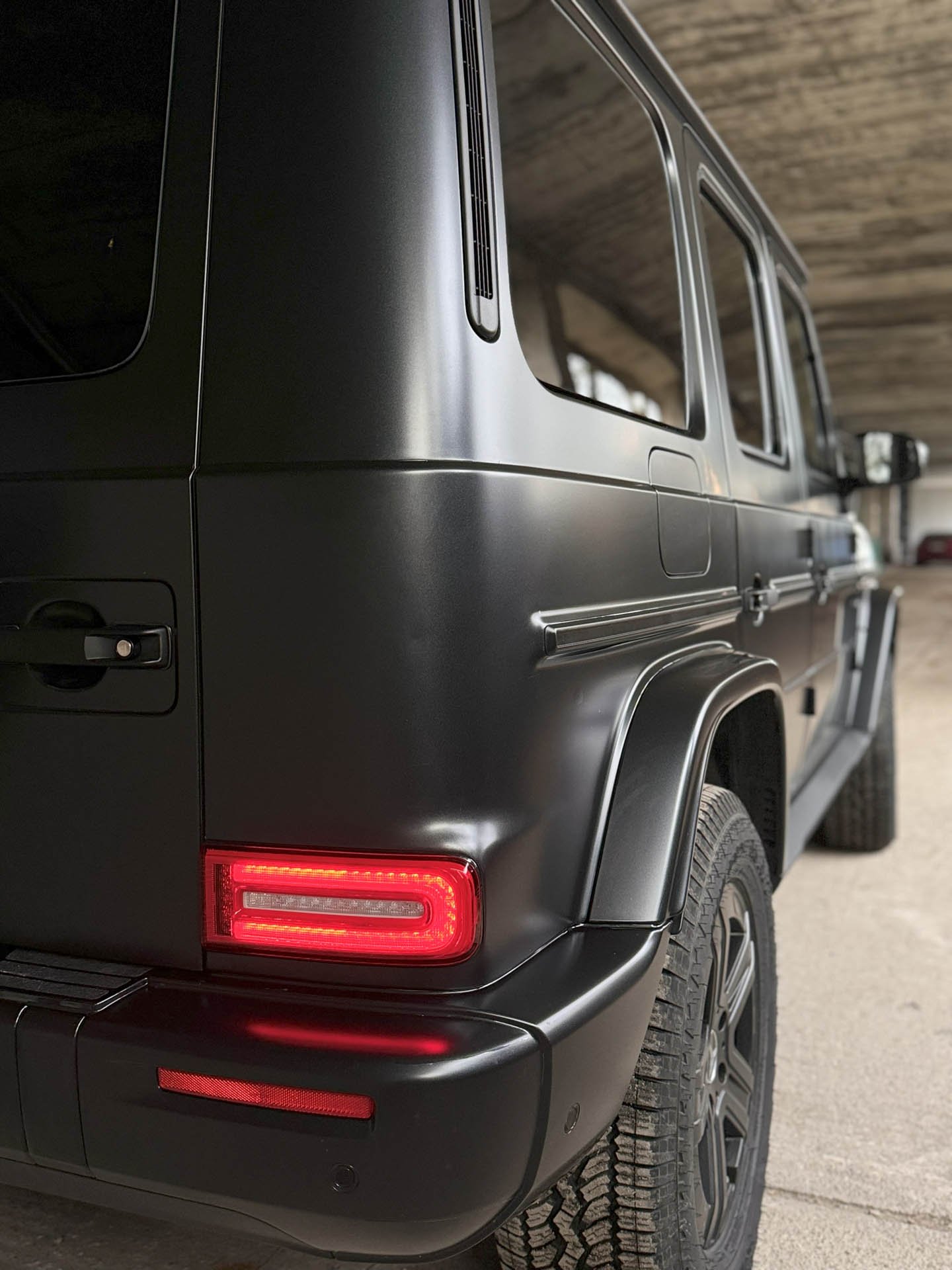 Mercedes G-Class s matnou ochrannou fóliou XPEL Stealth, Detail matnej PPF fólie na karosérii Mercedes G-Class, Mercedes triedy G pred a po aplikácii matnej fólie