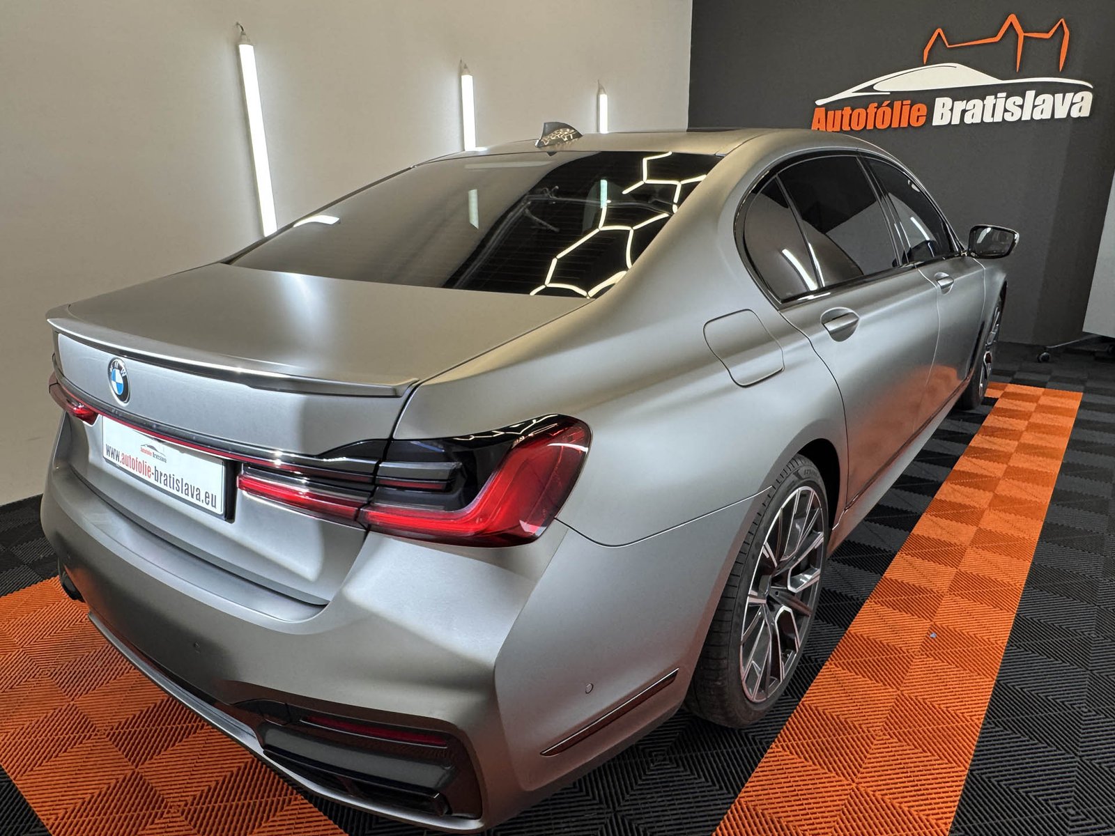 Keramická autofólia JWF Insulatir 05 nalepená na okne BMW 7 Long