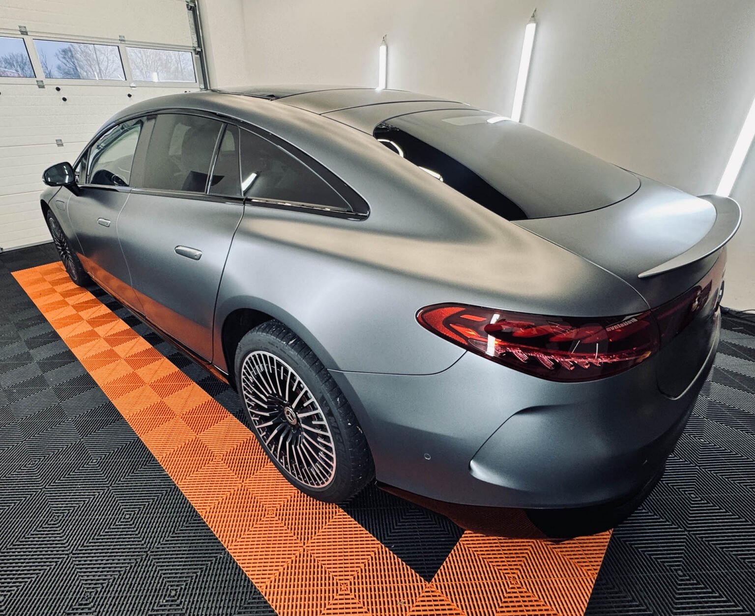 Zatmavenie okien na aute: Mercedes EQS s 20 % fóliou JWF Insul-X – Autofólie Bratislava