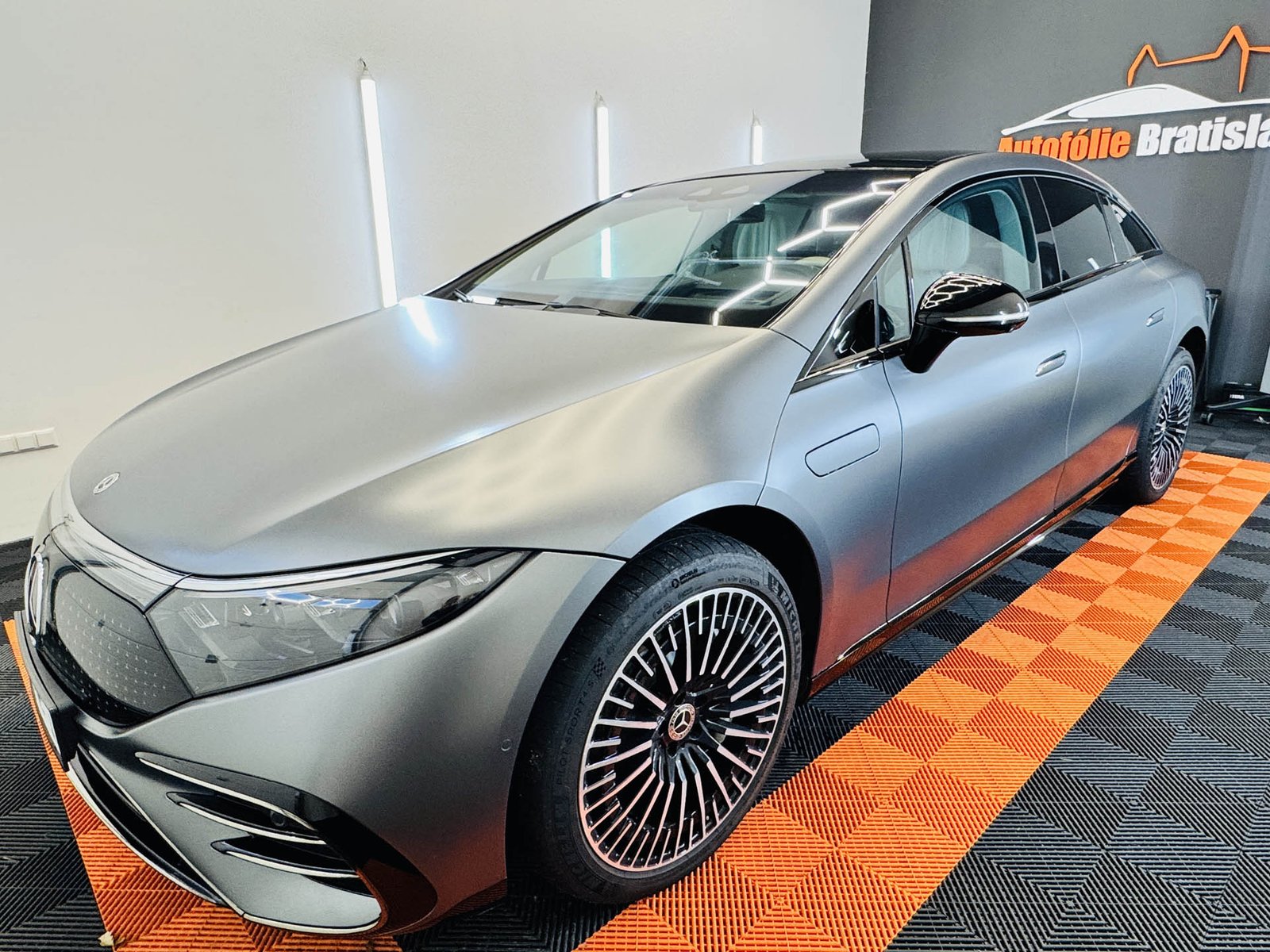 Mercedes EQS v matnom laku s decentne zatmavenými zadnými oknami