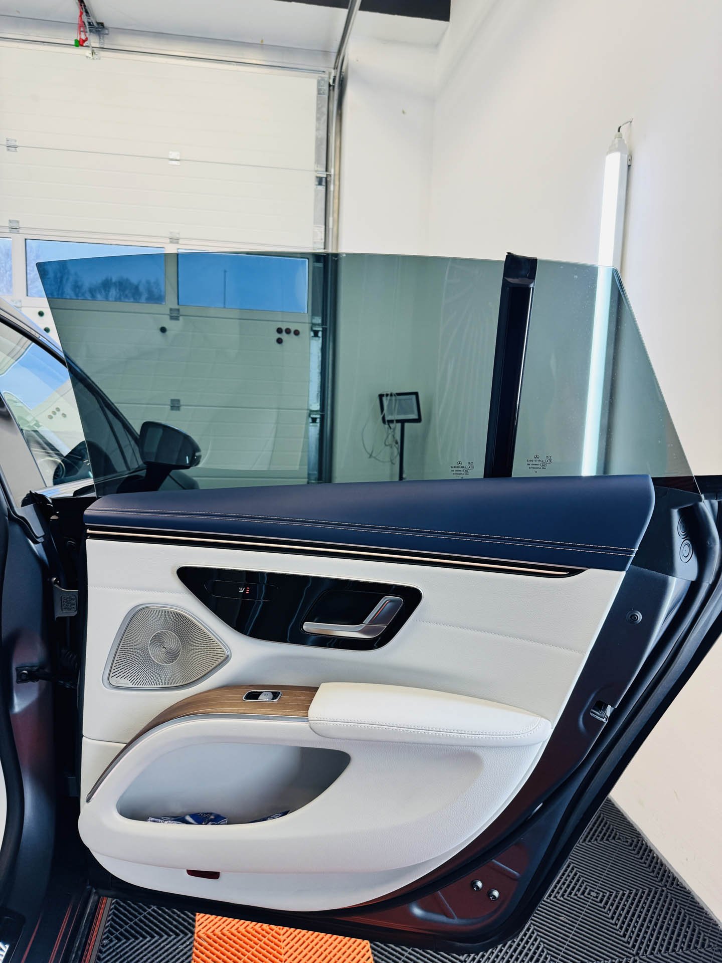 Elegantné súkromie v kabíne elektromobilu: fólia s 20 % priepustnosťou svetla