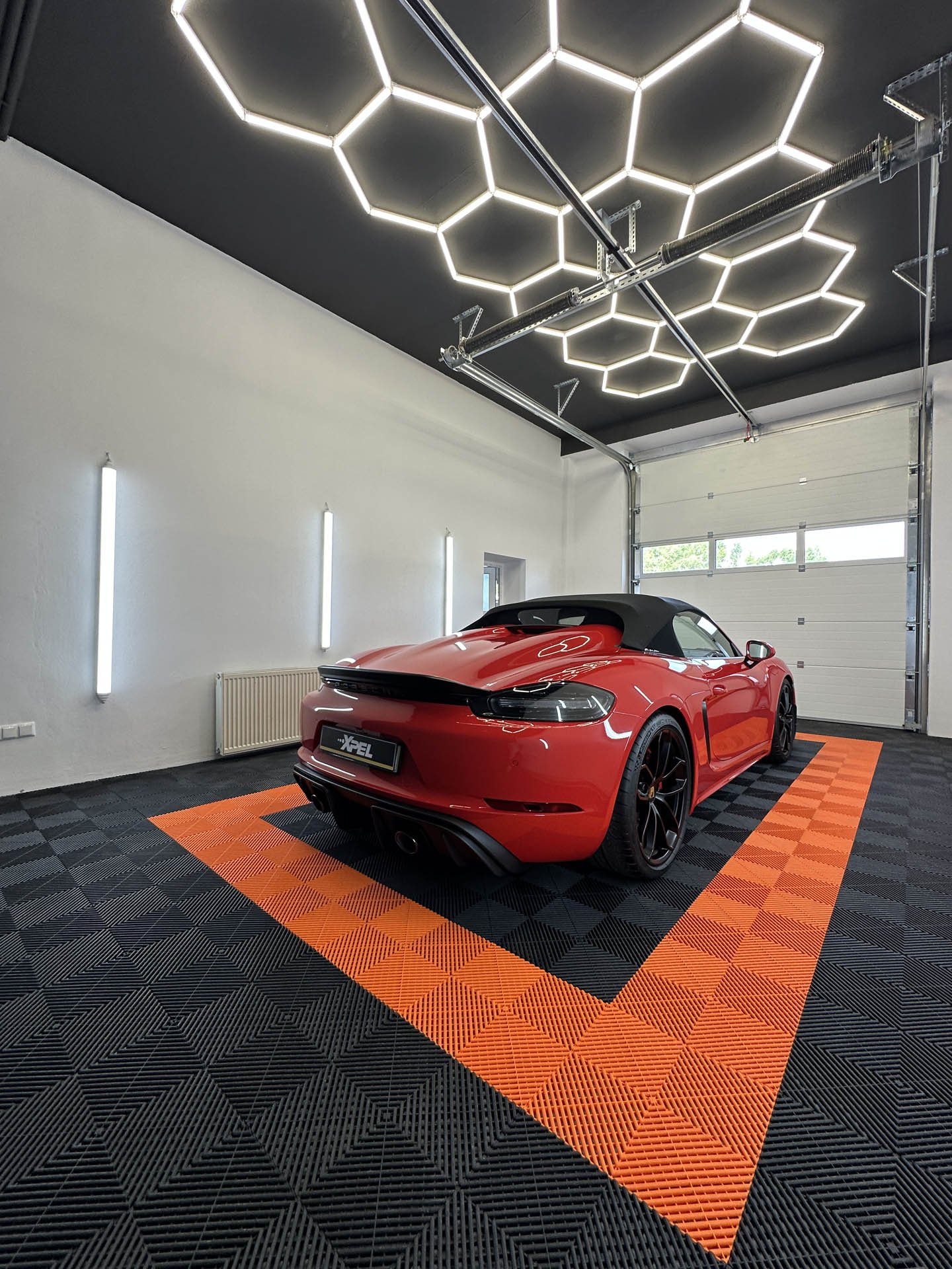 Červené Porsche Spyder - aplikácia ochrannej fólie XPEL Ultimate Fusion