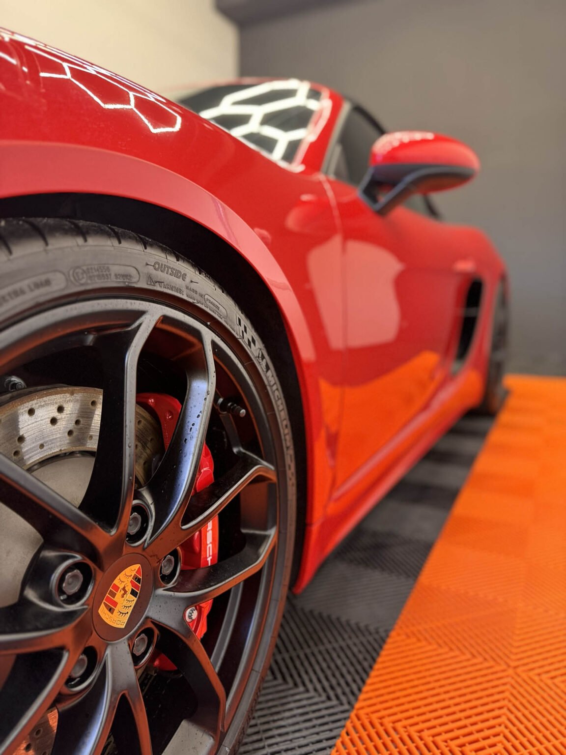 Červené Porsche Spyder - aplikácia ochrannej fólie XPEL Ultimate Fusion