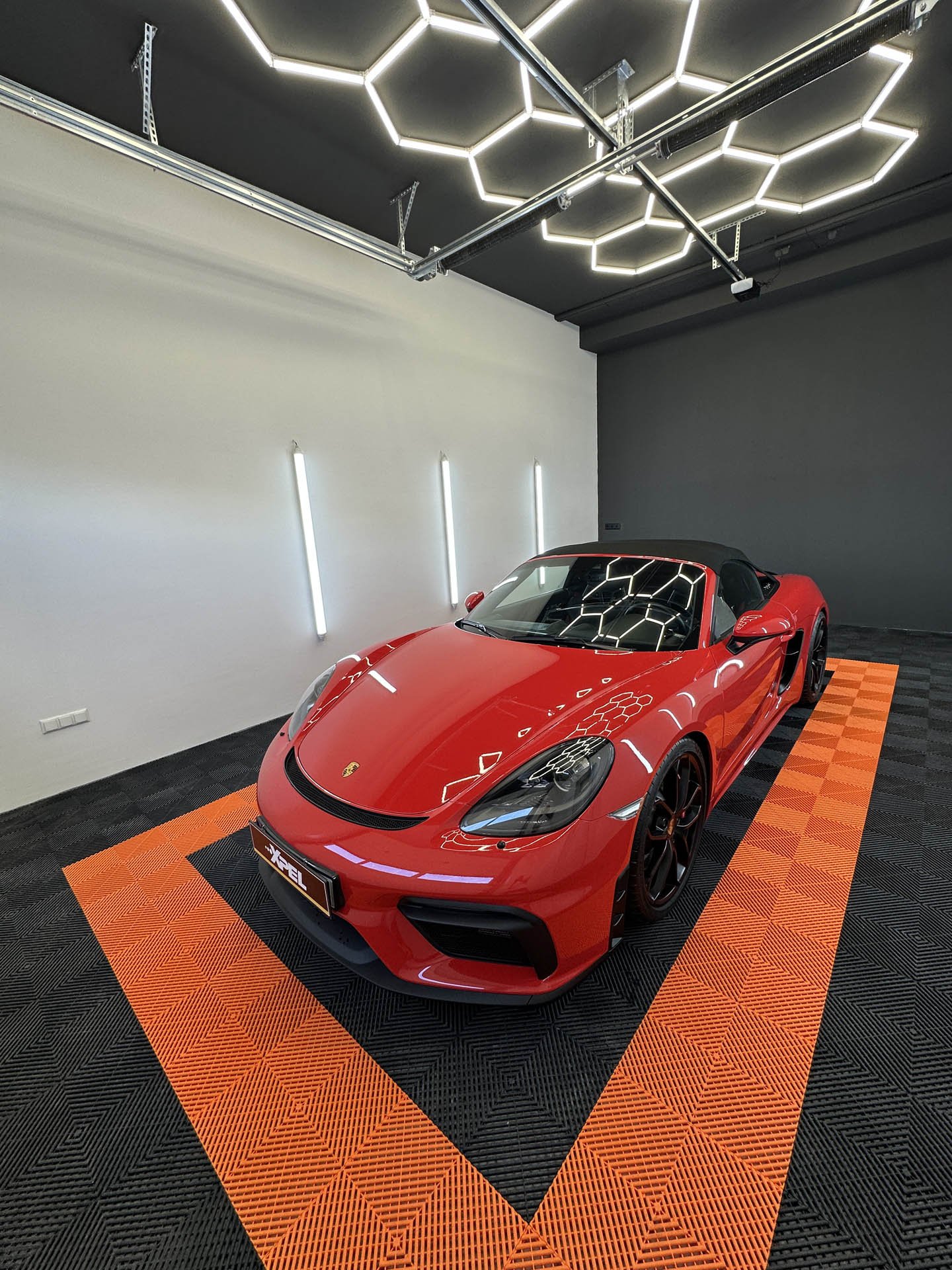 Červené Porsche Spyder - aplikácia ochrannej fólie XPEL Ultimate Fusion