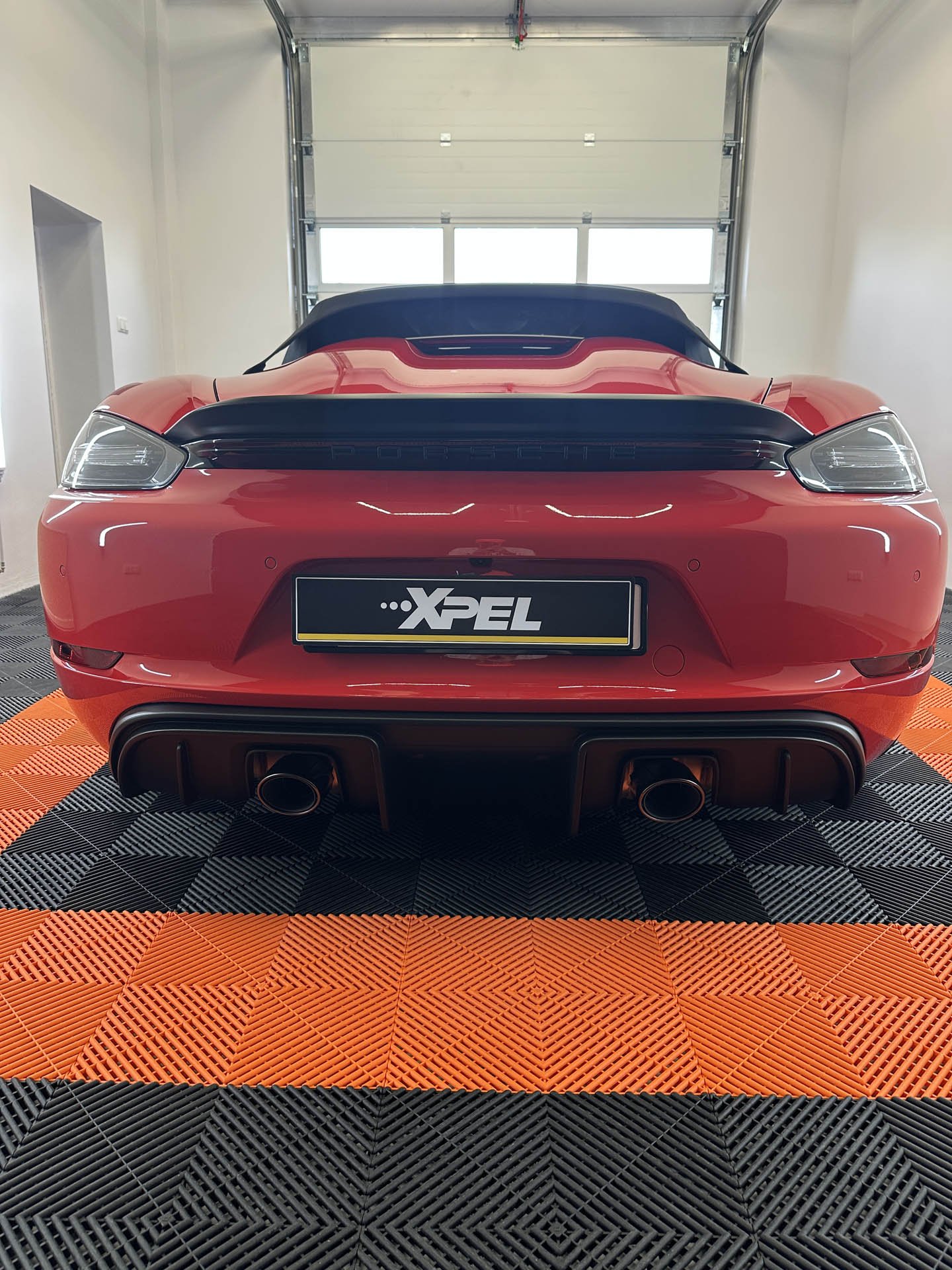Červené Porsche Spyder - aplikácia ochrannej fólie XPEL Ultimate Fusion