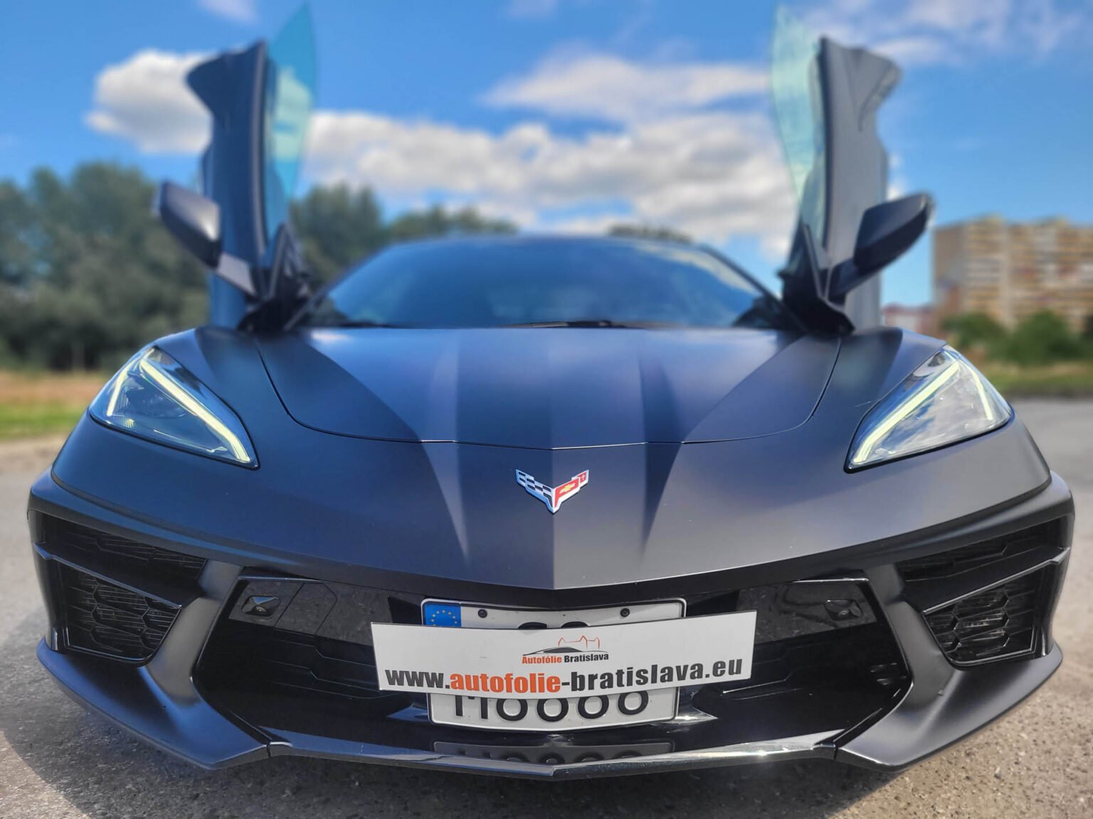Svalnaté línie karosérie Chevrolet Corvette zvýraznené kombináciou matného a lesklého ochranného polepu