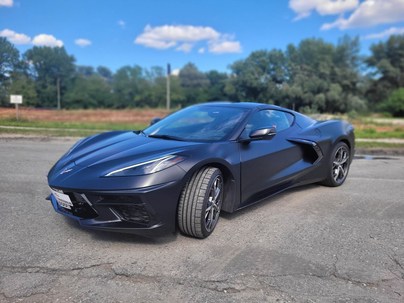 Detail prechodu medzi matnou a lesklou PPF fóliou XPEL na karosérii Corvette