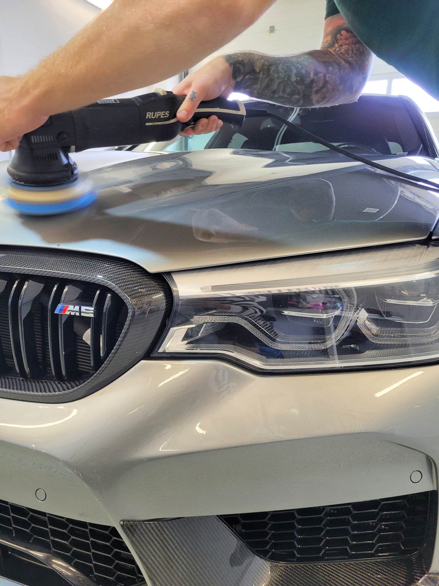 Detail hydrofóbneho povrchu PPF fólie na kapote BMW M5