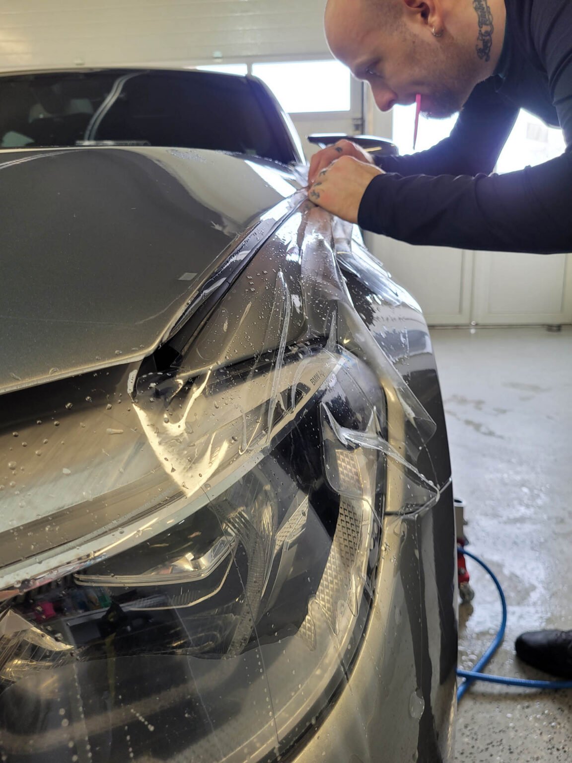 Detail hydrofóbneho povrchu PPF fólie na kapote BMW M5