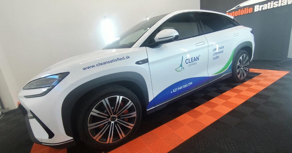 Firmenbeklebung eines Elektroautos mit der Website cleansatisfied.sk auf dem vorderen Kotflügel Firmenbeklebung eines Elektroautos mit der Website cleansatisfied.sk auf dem vorderen Kotflügel