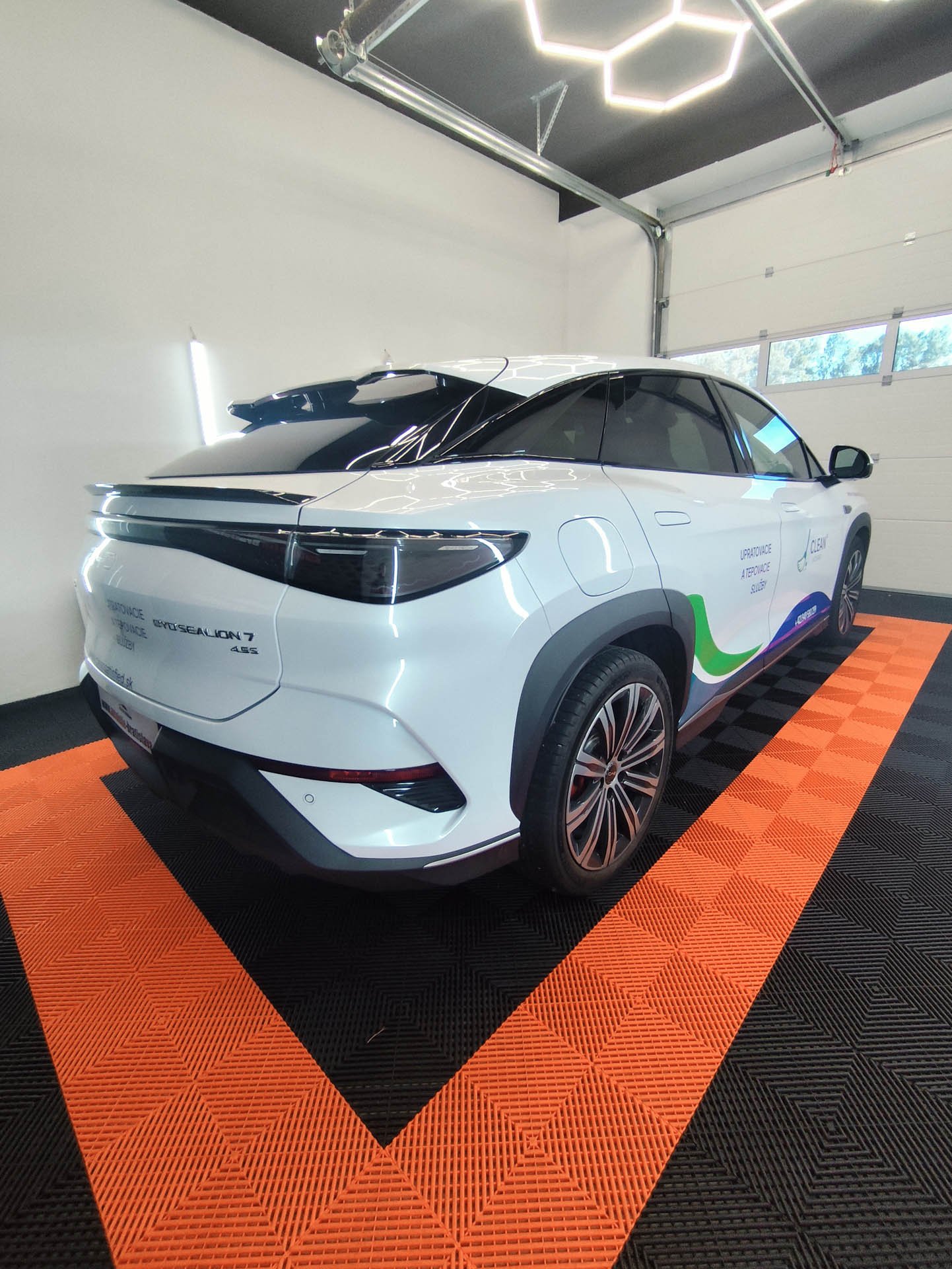 Logo firmy na auto – CLEAN Satisfied na predných dverách bieleho BYD Sealion 7