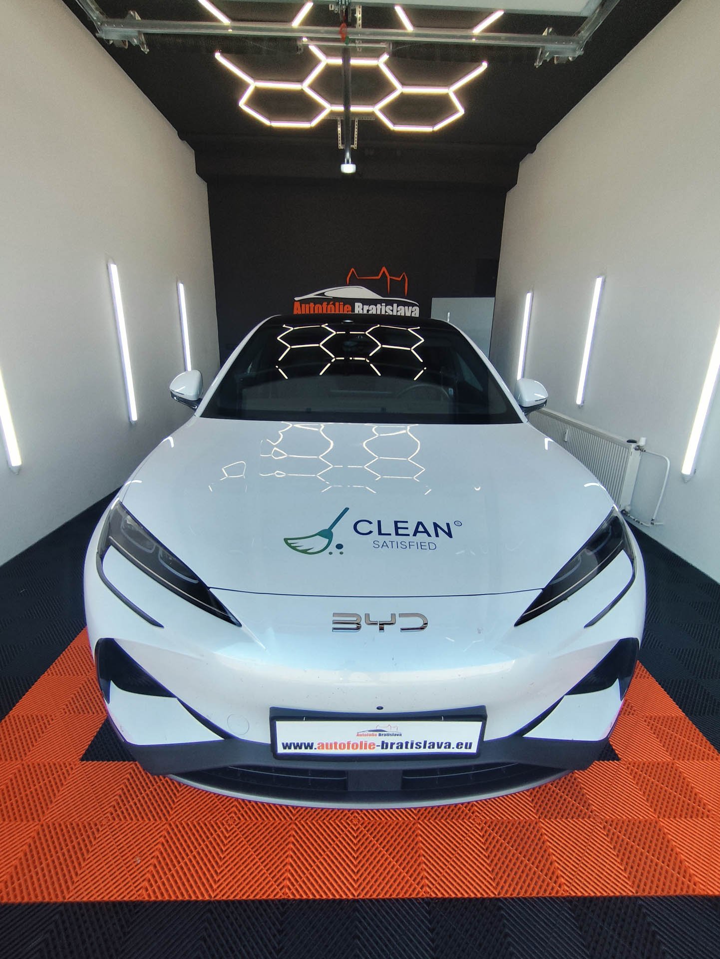 Firemný polep elektromobilu s webom cleansatisfied.sk na prednom blatníku