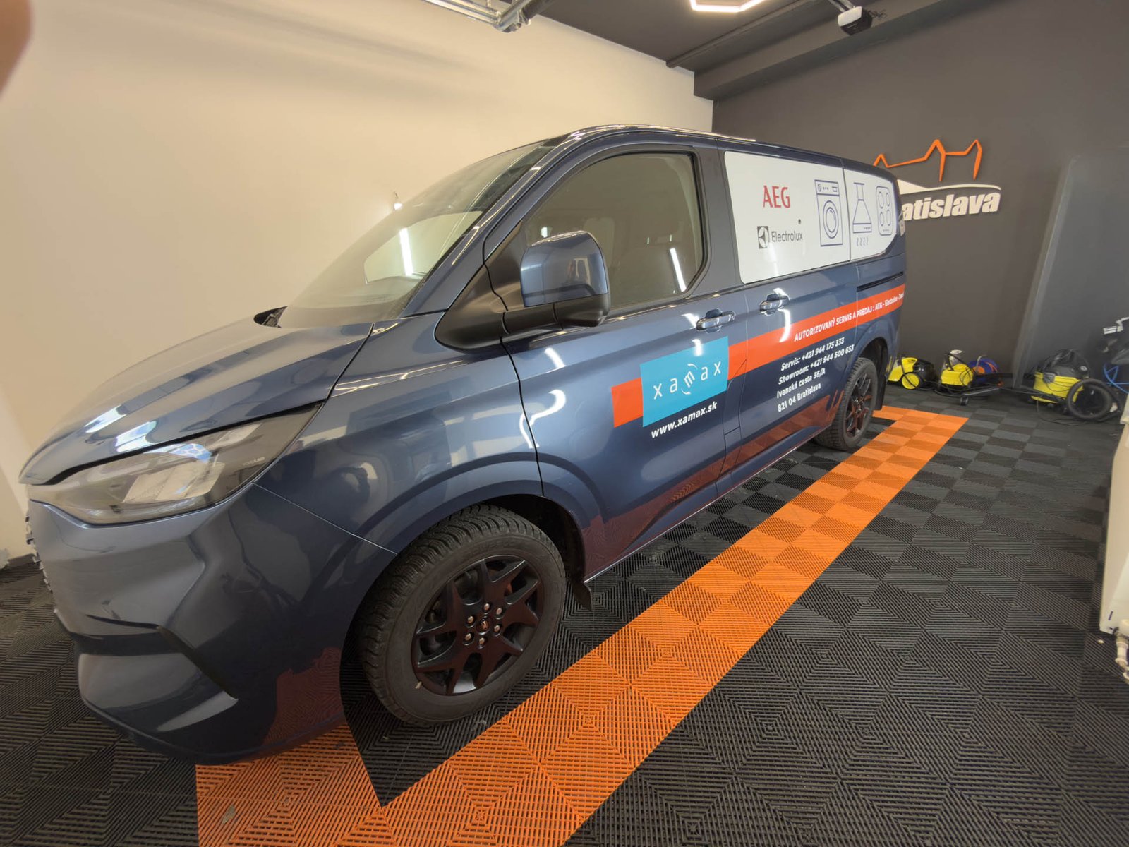 Ford Tourneo s reklamným polepom - kombinácia tlače a rezanej fólie