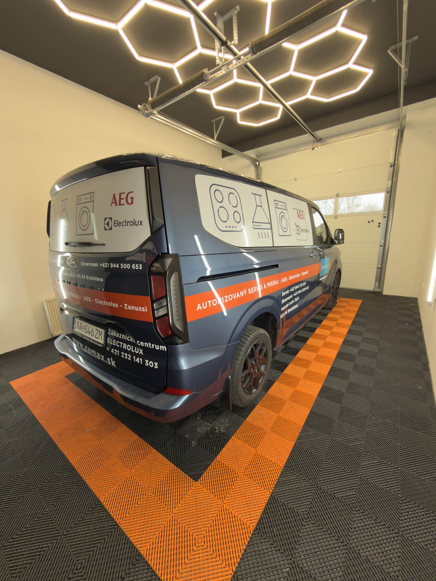 Digitálna tlač na fólii pripravená na aplikáciu na dodávku Ford Tourneo