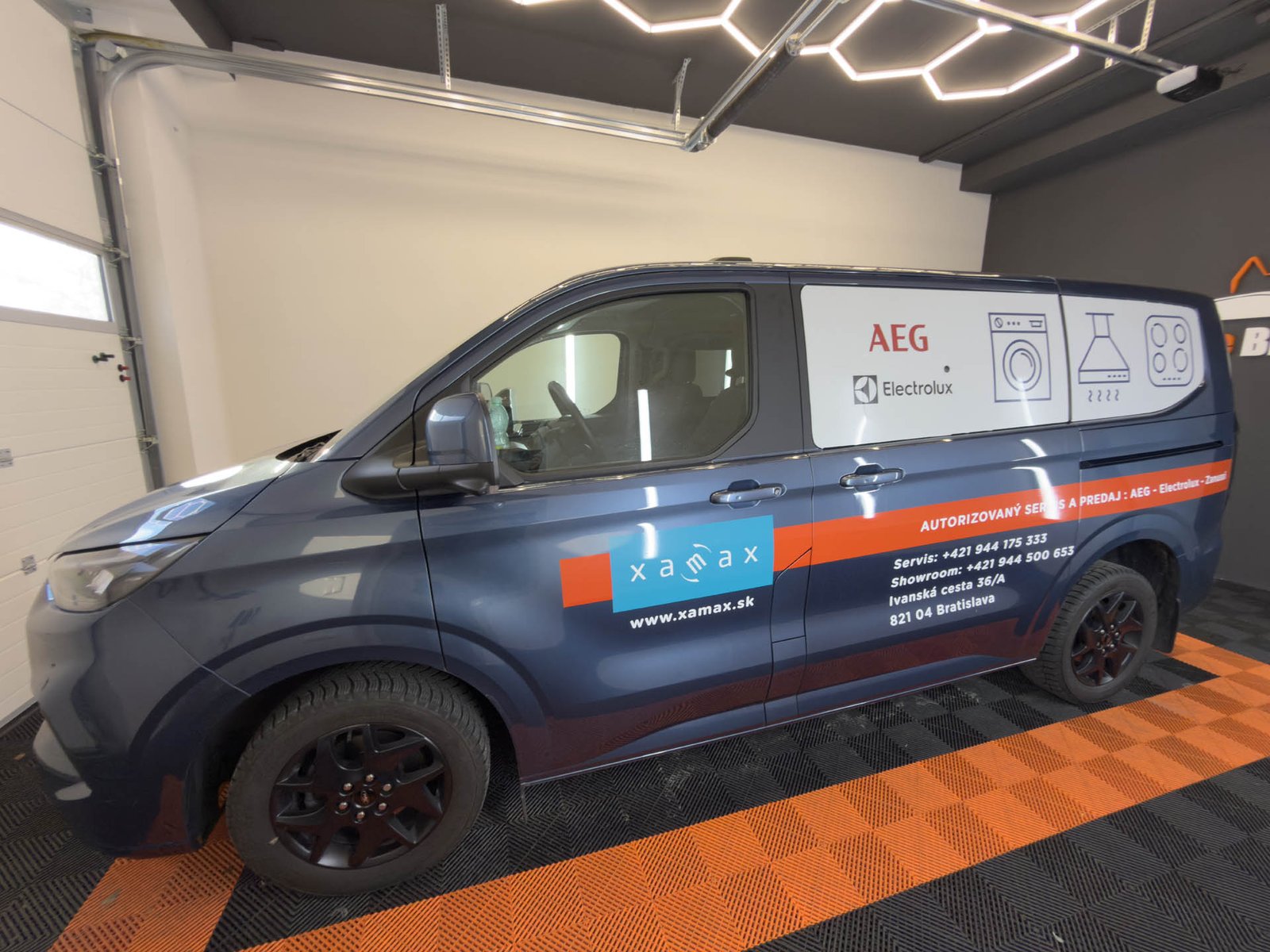 Aplikácia reklamného polepu na karosériu Ford Tourneo v Bratislave