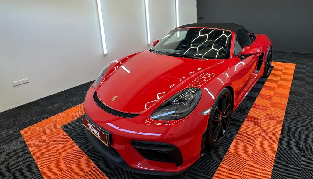 Červené Porsche Spyder - aplikácia ochrannej fólie XPEL Ultimate Fusion