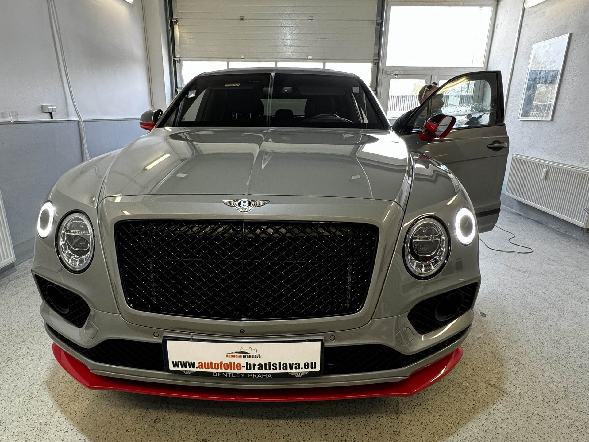 Keramická fólia na okná auta: čistý výhľad bez zrkadlenia palubnej dosky Bentley