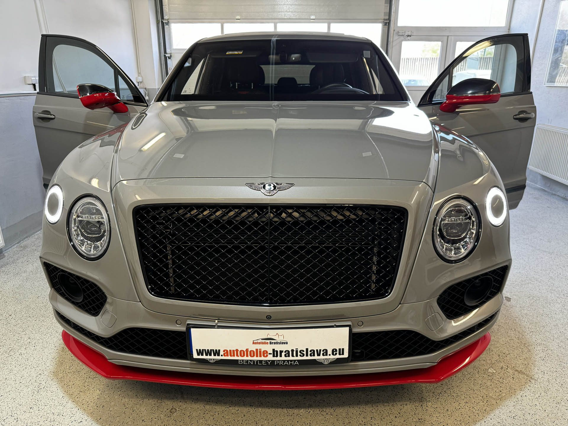 Interiér Bentley chránený fóliou proti prehrievaniu a UV žiareniu
