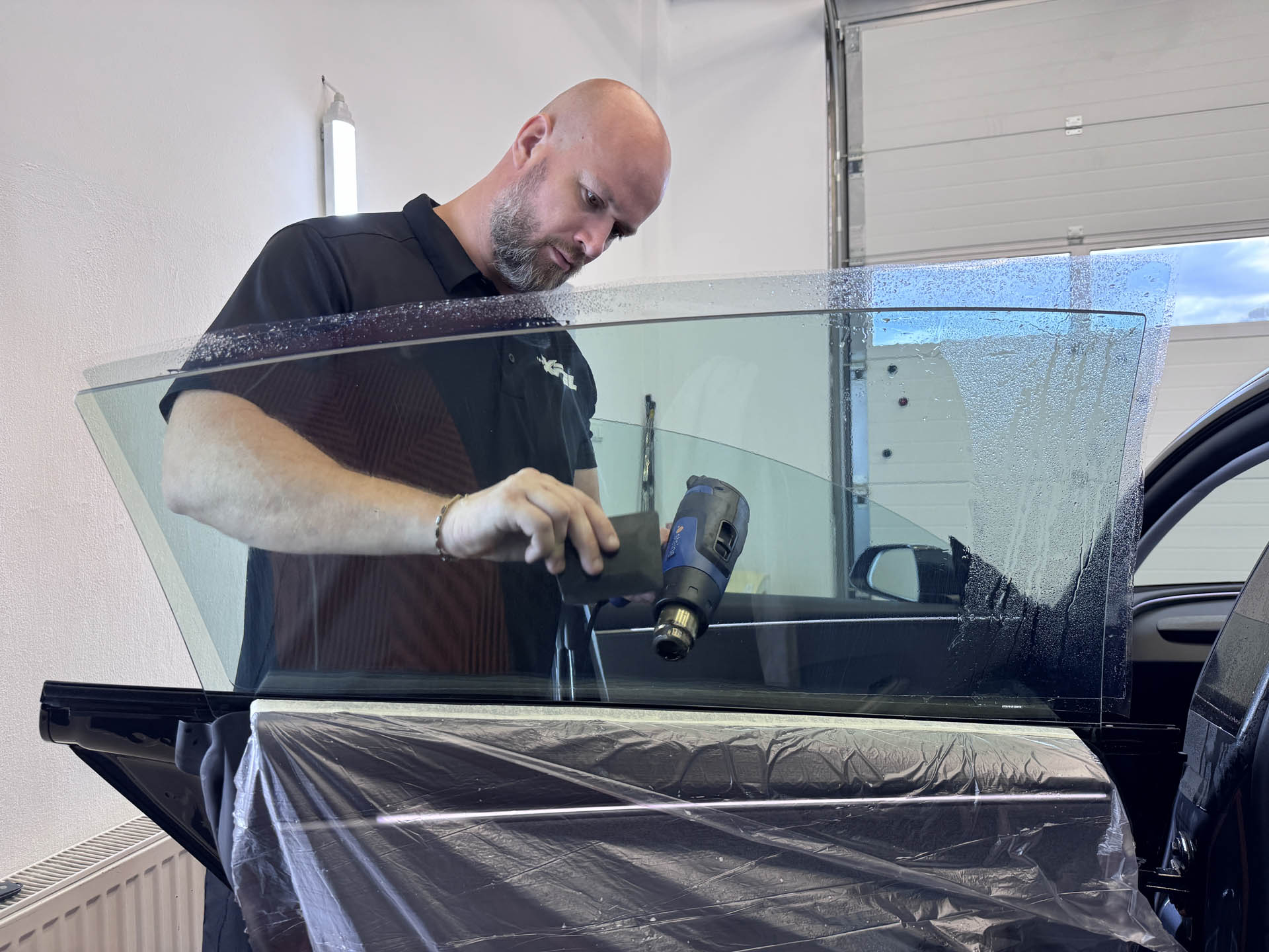 Keramické fólie na auto Johnson Window Films s 70 % priepustnosťou na Tesle