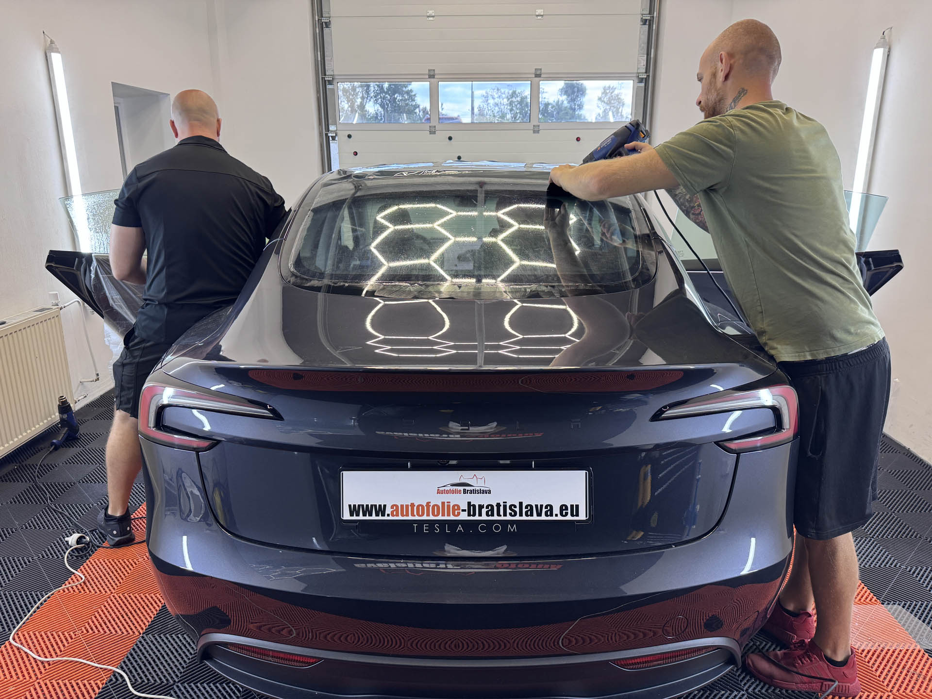 Tesla so svetlou keramickou fóliou na okne bez tmavého vzhľadu