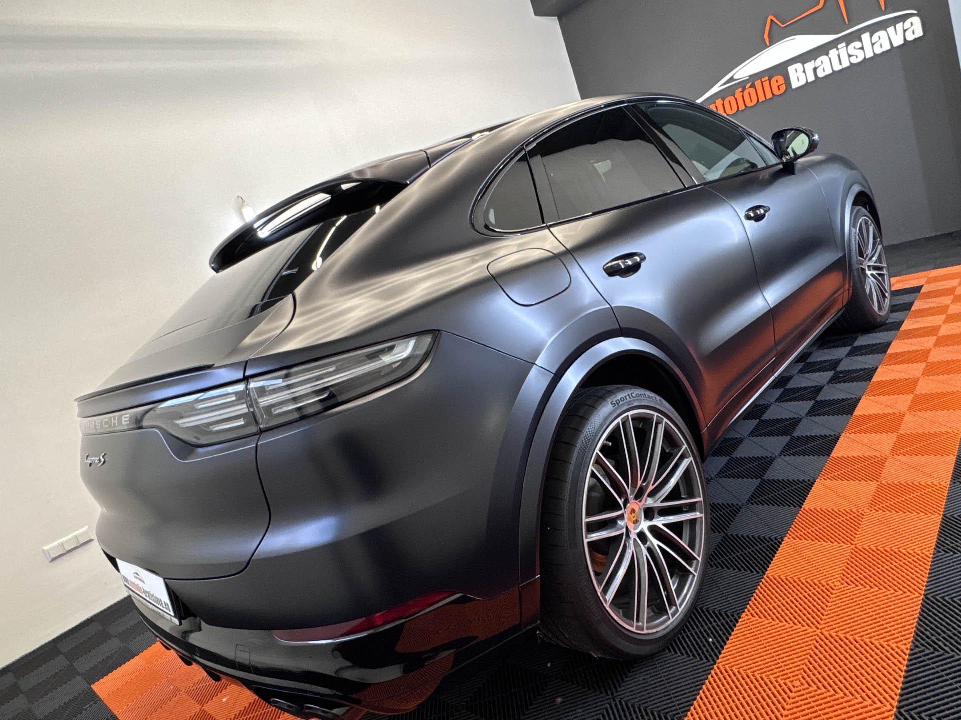 Leštenie poškriabaného laku Porsche Cayenne pred aplikáciou PPF fólie