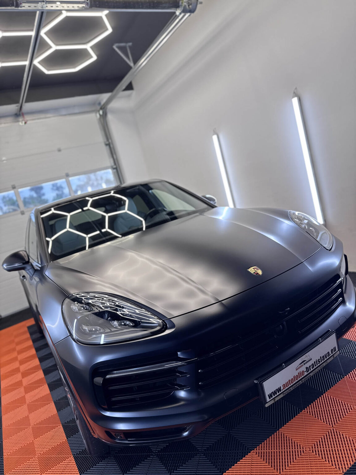 PPF fólia Bratislava: Porsche Cayenne s matnou fóliou XPEL Stealth spredu