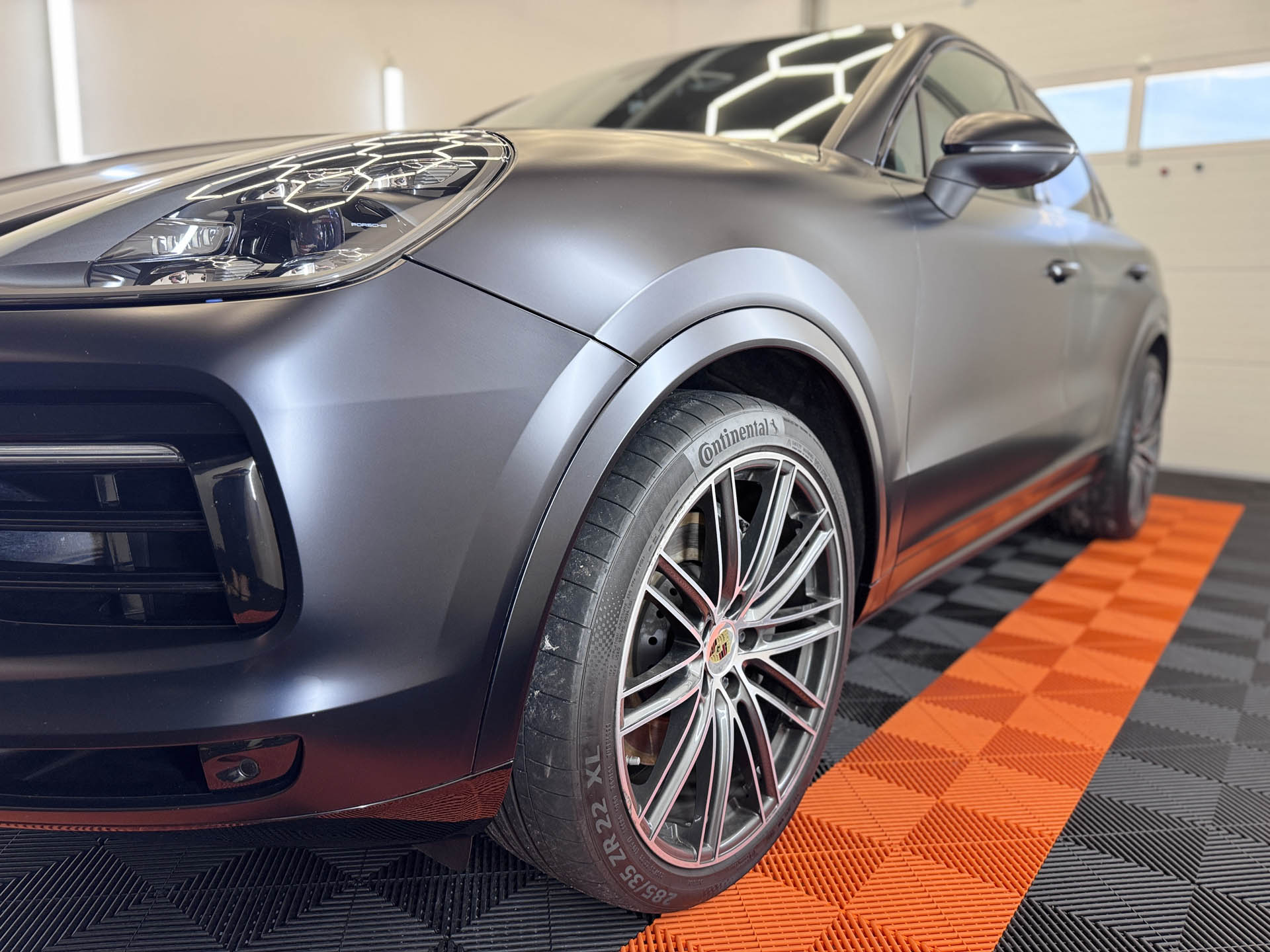 PPF fólia Bratislava: Porsche Cayenne s matnou fóliou XPEL Stealth spredu