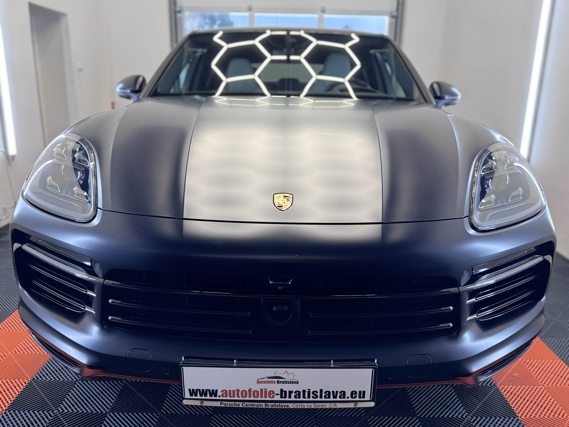 Leštenie poškriabaného laku Porsche Cayenne pred aplikáciou PPF fólie