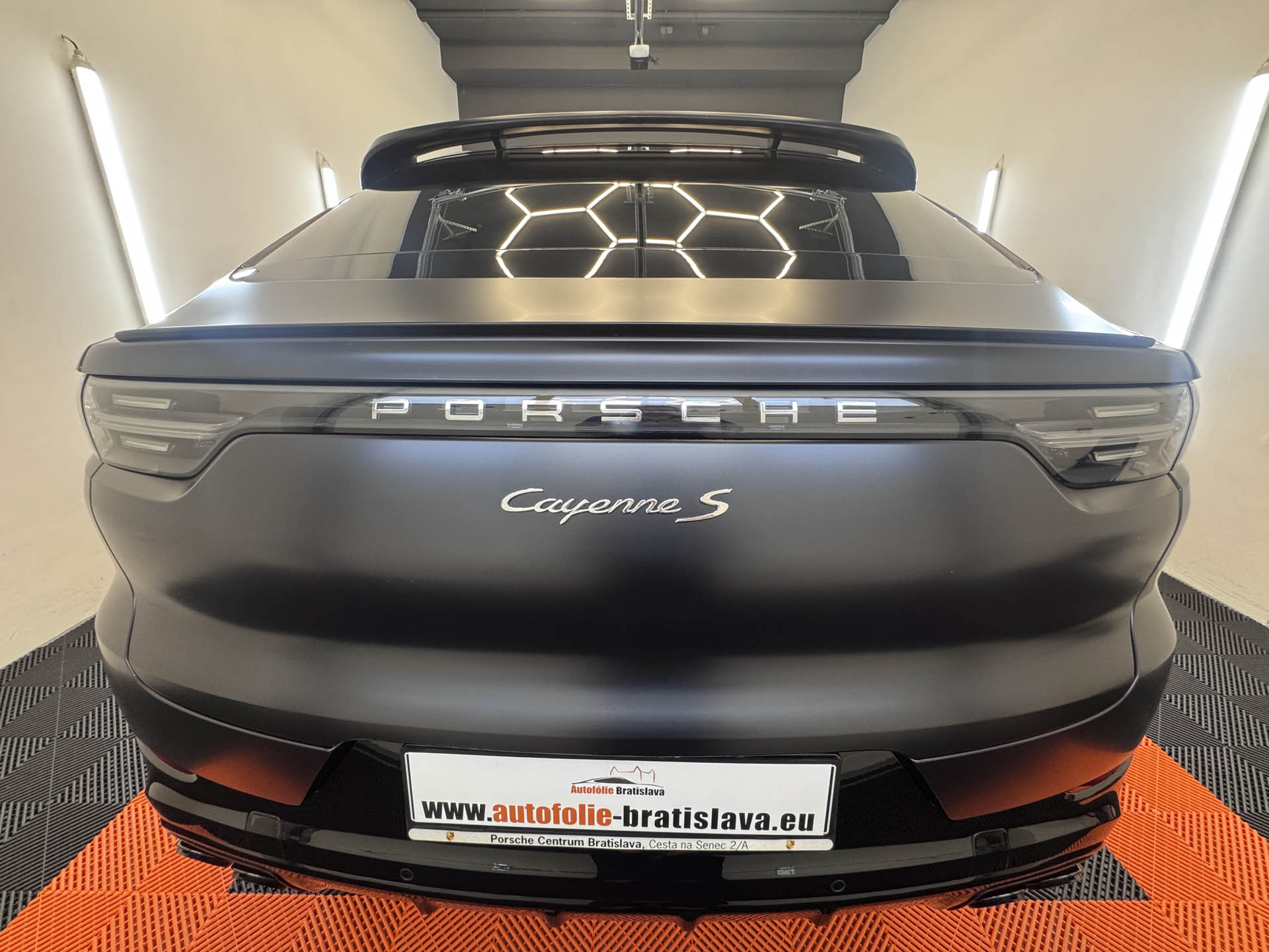 Aplikácia matnej PPF fólie na kapotu Porsche Cayenne v Bratislave