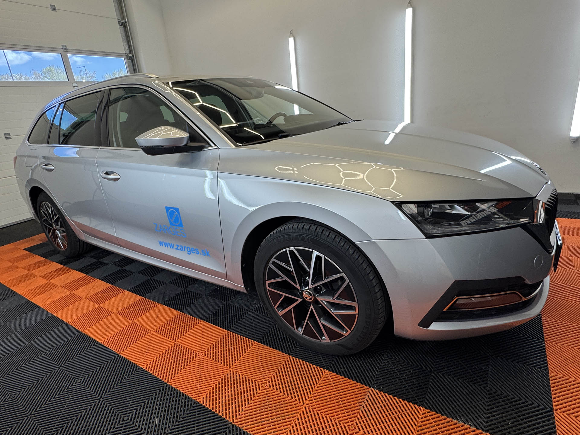 Strieborná Škoda Octavia Combi s reklamným polepom ZARGES v dielni Autofólie Bratislava