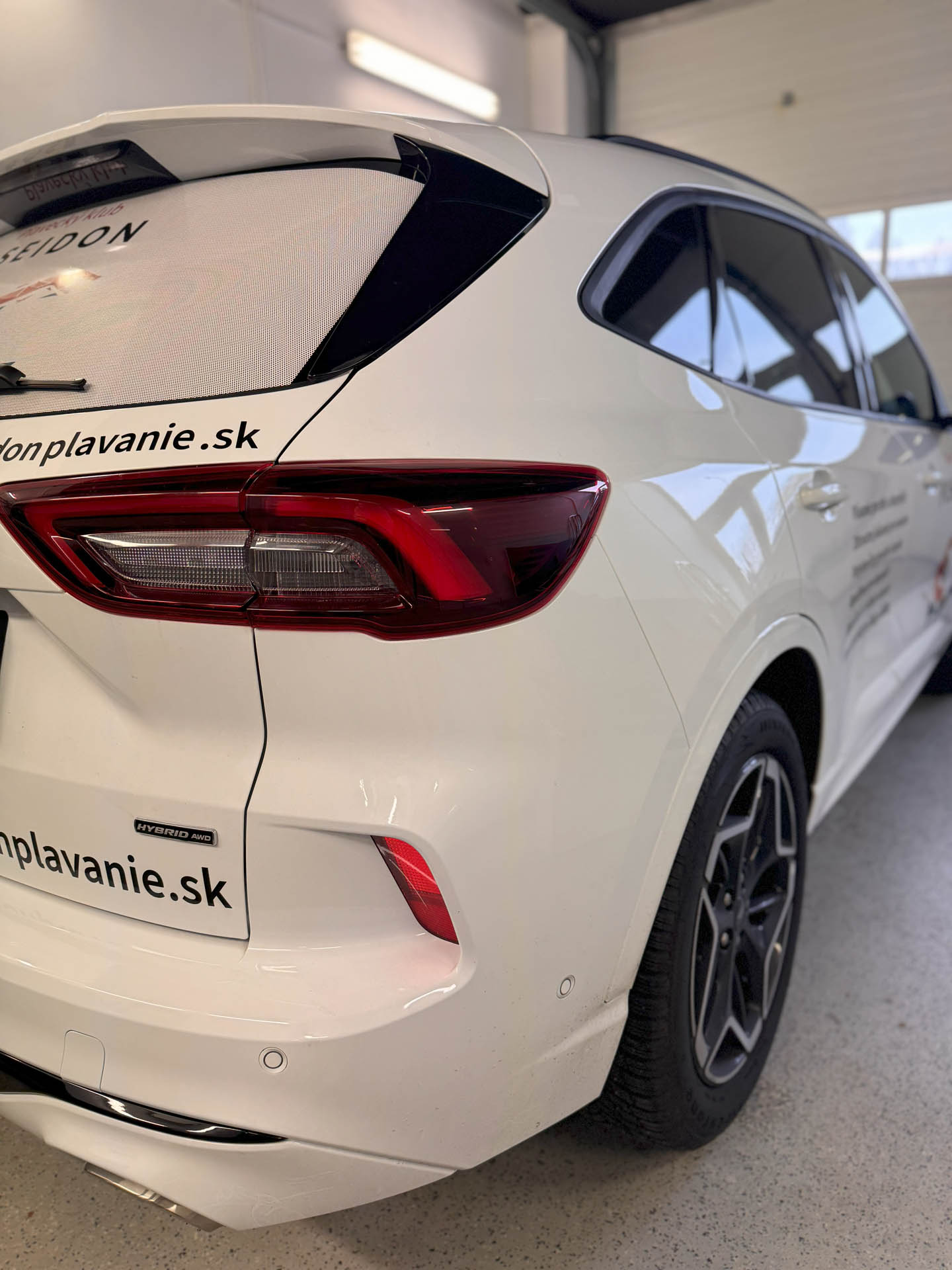 Polep zadného skla Fordu Kuga s logom a kontaktmi klubu Poseidon