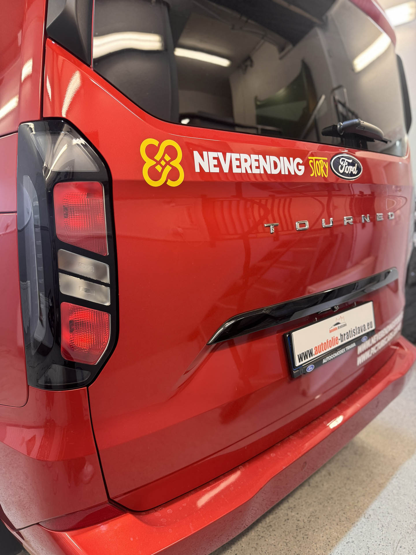 Zadné dvere Ford Tourneo Custom s polepom Neverending story a logom Ford