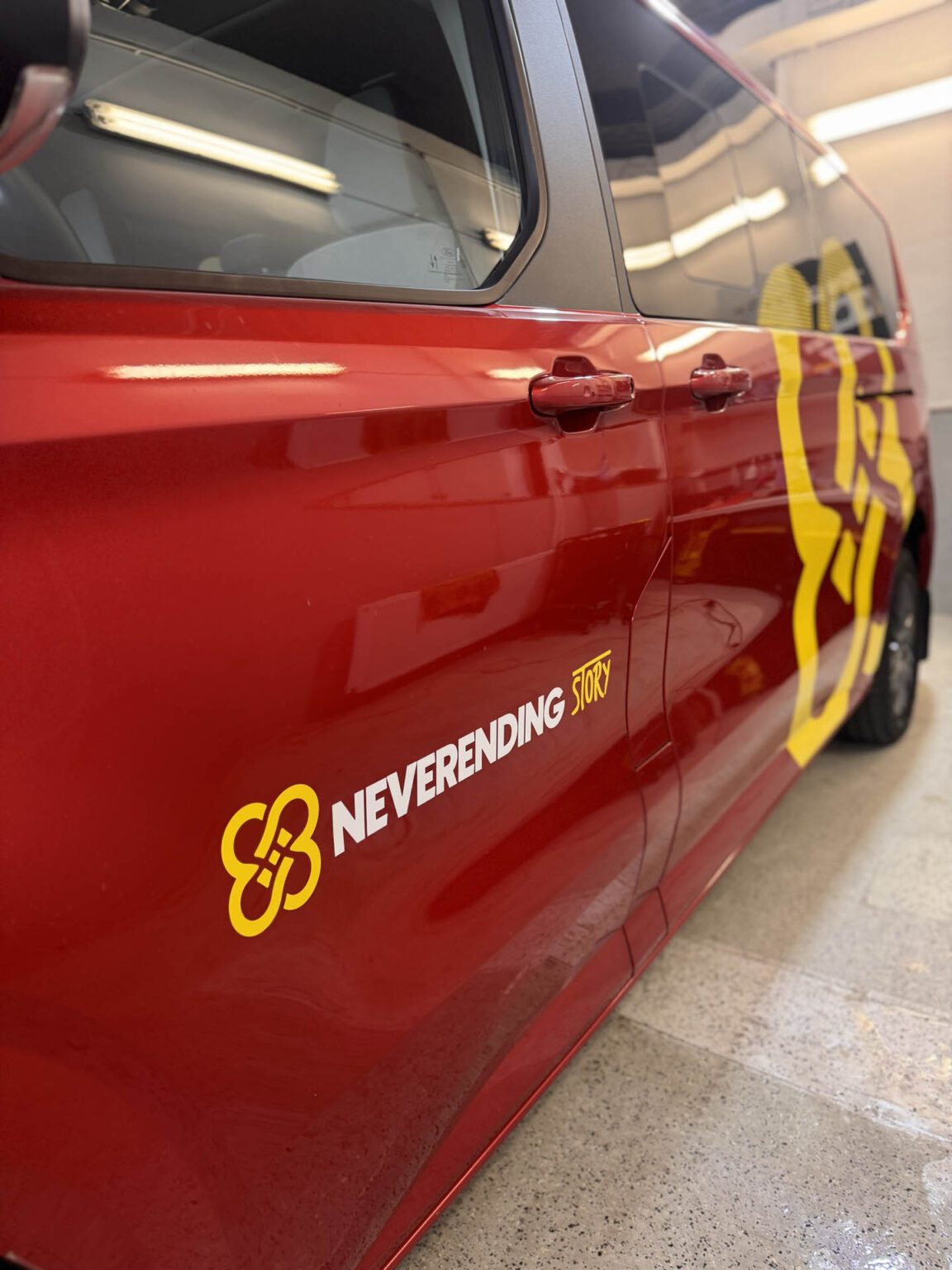Červený Ford Tourneo Custom s reklamným polepom Neverending story, Bratislava