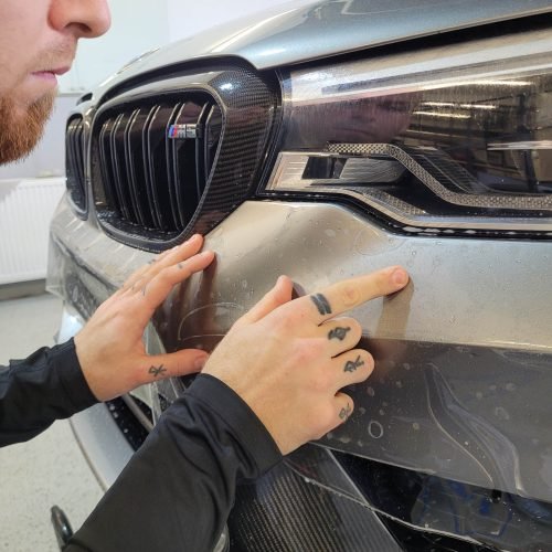 BMW M5 v striebornej farbe s aplikovanou PPF fóliou XPEL Fusion
