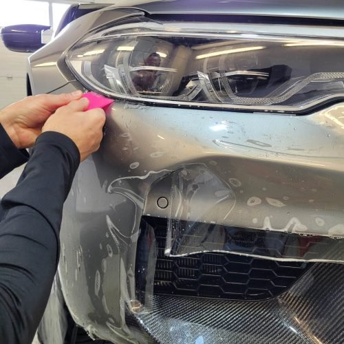 BMW M5 v striebornej farbe s aplikovanou PPF fóliou XPEL Fusion