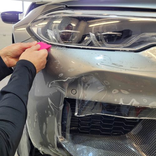 BMW M5 v striebornej farbe s aplikovanou PPF fóliou XPEL Fusion